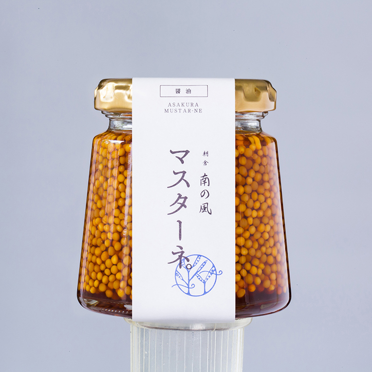 メイドイン朝倉（福岡県）の醤油とマスタードが一体化した、和風調味料。はちみつの甘みがキリッとした醤油の風味を引き立ます。