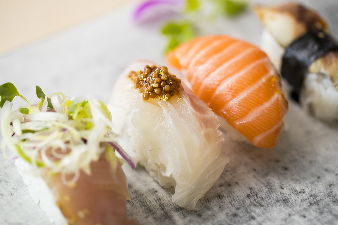 お寿司とマスタードの斬新な組み合わせ。